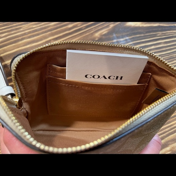 𝅺Coach Corner Zip Wristlet - Picture 3 of 4